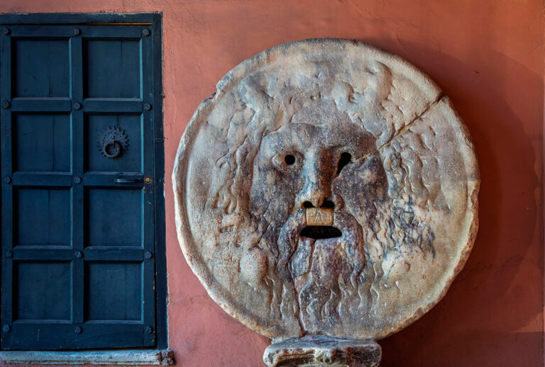 Steinrelief mit Gesicht